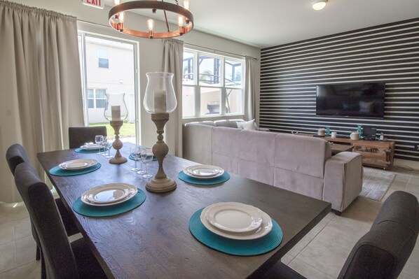 Talo, 4 makuuhuonetta | Oleskelualue | Televisio