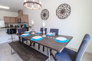 House, 4 Bedrooms | In-room dining