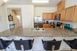 House, 4 Bedrooms | Private kitchen