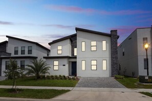 Talo, useita sänkyjä | Majoituspaikan julkisivu illalla/yöllä