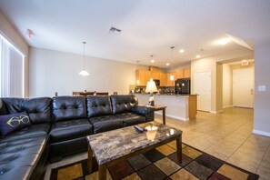 Casa de ciudad, 4 habitaciones | Área de sala de estar | Televisión 