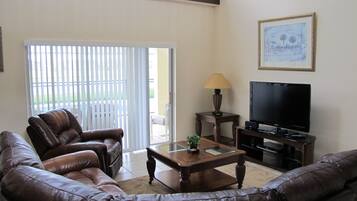 House, 5 Bedrooms | Living area