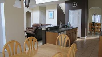 House, 5 Bedrooms | In-room dining