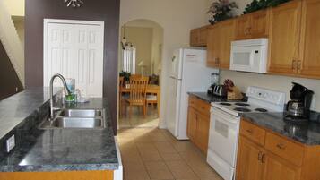 House, 5 Bedrooms | Private kitchen | Dishwasher, cookware/dishes/utensils