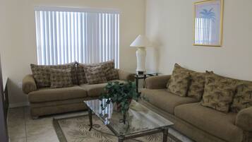 House, 5 Bedrooms | Living area