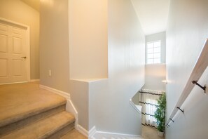 Casa de ciudad, 3 habitaciones | Escaleras