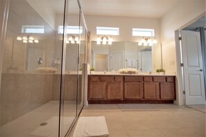 House, 6 Bedrooms | Bathroom