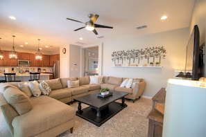 House, 6 Bedrooms | Living area