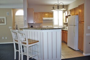 Apartment, 2 Bedrooms | Private kitchen