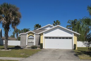 House, 3 Bedrooms | Front of property