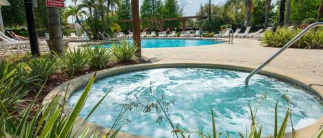 タウンホーム 4 ベッドルーム | 屋外プール