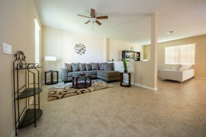 House, 4 Bedrooms | Living area