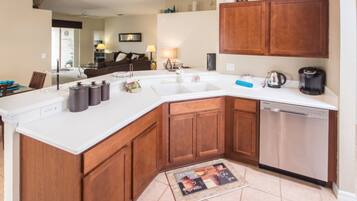 House, 4 Bedrooms | Private kitchen | Fridge, microwave, oven, dishwasher