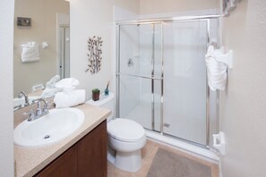 Casa, 4 habitaciones | Baño | Secadora de cabello y toallas 