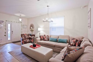 House, 6 Bedrooms | Living area