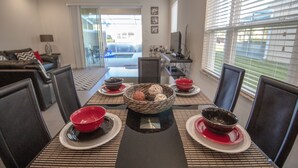 Townhouse, 3 soverom | Spiseområde på rommet