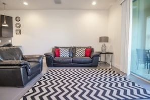 Casa de ciudad, 3 habitaciones | Área de sala de estar | Televisión de pantalla plana 