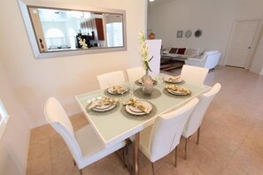 House, 4 Bedrooms | In-room dining