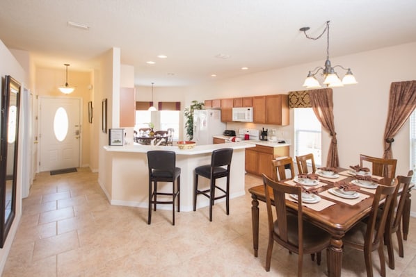 House, 4 Bedrooms | In-room dining