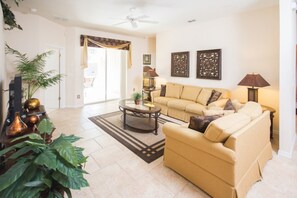 House, 4 Bedrooms | Living area