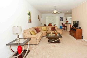 House, 4 Bedrooms | Living area