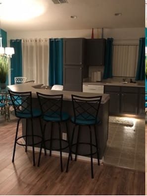 Casa, 5 quartos | Cozinha privada | Lava-louças, talheres/pratos/utensílios de cozinha