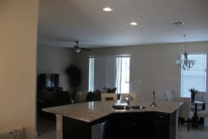 House, 6 Bedrooms | Private kitchen