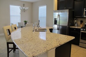 House, 6 Bedrooms | Private kitchen