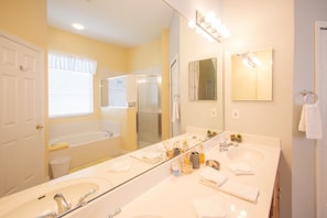 House, 5 Bedrooms | Bathroom | Hair dryer, towels