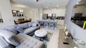 Resortwoning, 4 slaapkamers | Woonruimte | Een televisie