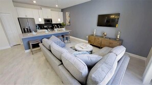 Resortwoning, 4 slaapkamers | Woonruimte | Een televisie