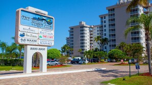 Une enseigne indiquant l’emplacement du Beach & Tennis Club, qui propose des services tels que les locations de vacances de Royal Shell, Bay Pointe et le café sur place.