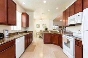 House, 4 Bedrooms | Private kitchen