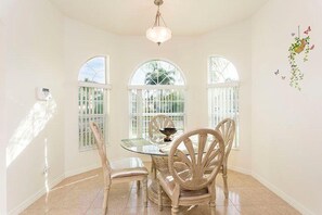 House, 4 Bedrooms | In-room dining