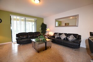 House, 5 Bedrooms | Living area