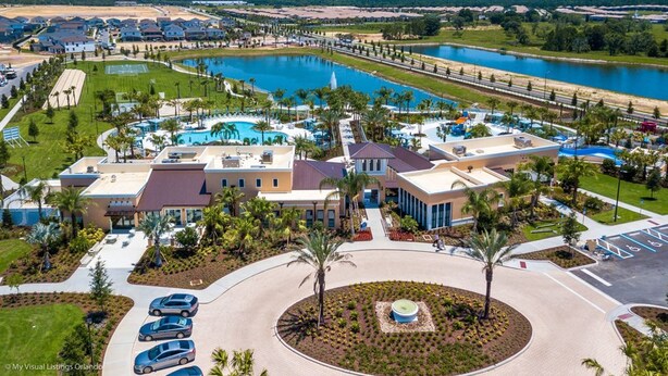 Ett hotellkomplex med flera pooler, en central innergård och en parkeringsplats.