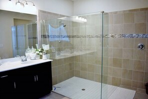 Maison, 4 chambres | Salle de bain | Séchoir à cheveux, shampooing