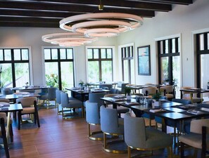 House, 4 Bedrooms | Restaurant