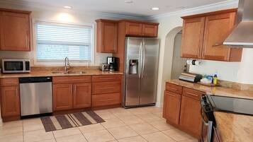 House, 3 Bedrooms | Private kitchen | Dishwasher, cookware/dishes/utensils