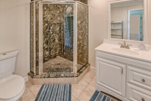 Huis, 3 slaapkamers | Badkamer | Een haardroger, handdoeken