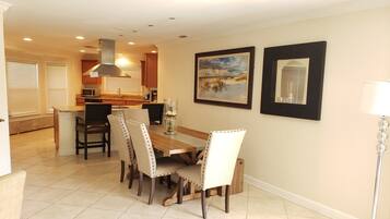 House, 3 Bedrooms | In-room dining