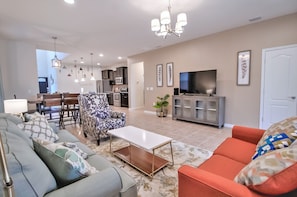 House, 6 Bedrooms | Living area