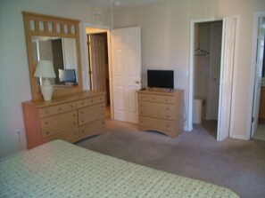 4 habitaciones, ropa de cama hipoalergénica y escritorio