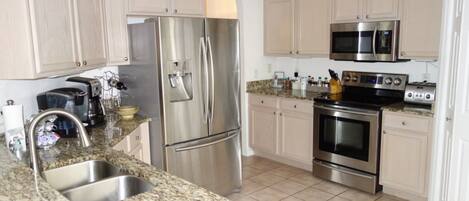 House, 5 Bedrooms | Private kitchen