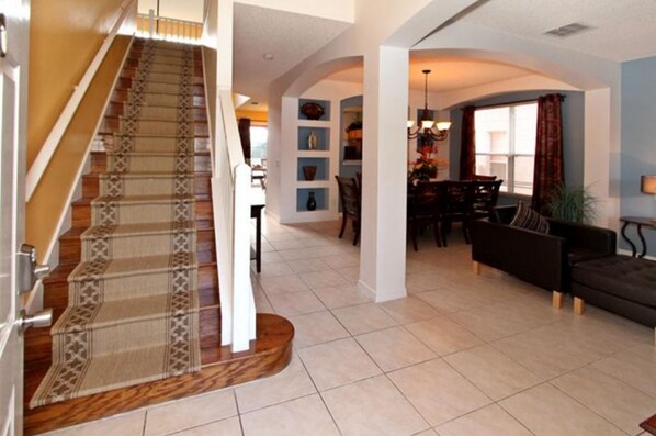 Talo, useita sänkyjä | Portaikko