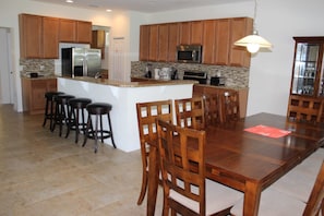 House, 6 Bedrooms | In-room dining