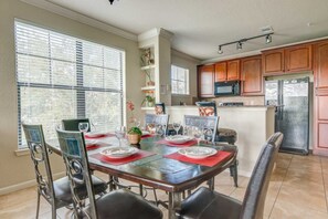 Apartment, 3 Schlafzimmer | Essbereich im Zimmer