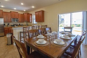 House, 6 Bedrooms | In-room dining