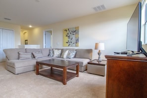 House, 6 Bedrooms | Living area