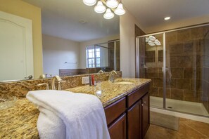 House, 6 Bedrooms | Bathroom | Hair dryer, towels